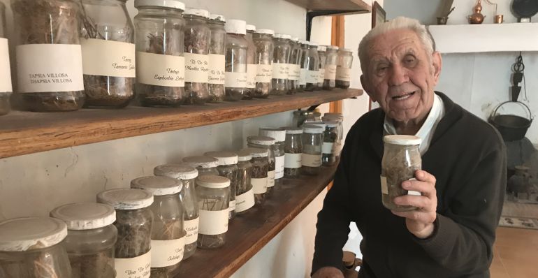 Antonio Ballesteros junto a su colección de plantas. Antonio Ballesteros junto a su colección de plantas.