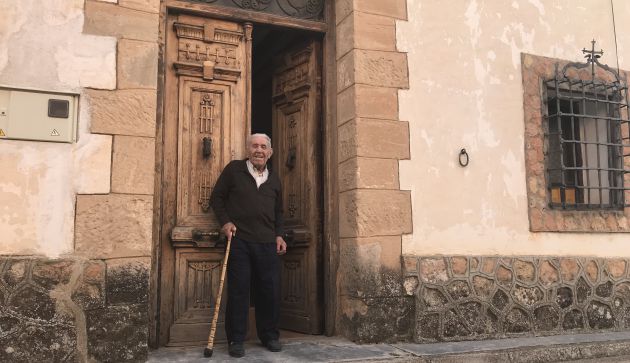 Antonio Ballesteros en la puerta de su casa en Cuevas de Velasco (Cuenca). Antonio Ballesteros en la puerta de su casa en Cuevas de Velasco (Cuenca).