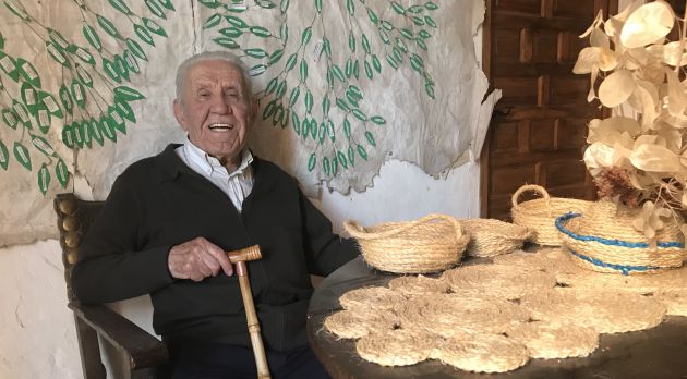 Antonio también trabaja el esparto. Detrás de él, el árbol genealógico de su familia. Antonio también trabaja el esparto. Detrás de él, el árbol genealógico de su familia.