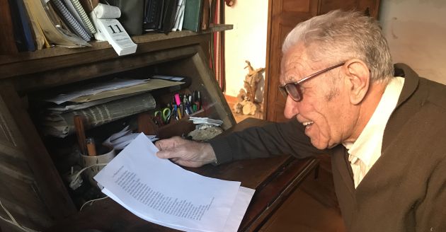Antonio en su escritorio, donde escribe poesía. Antonio en su escritorio, donde escribe poesía.
