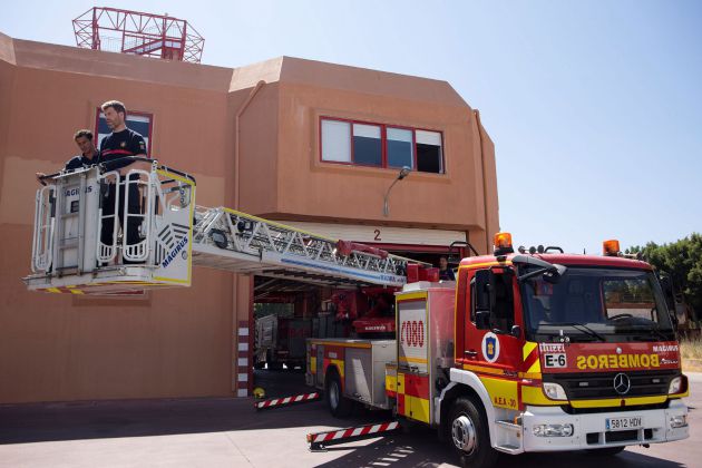 Luis Palma (i) y Daniel Arreza (d), los bomberos que ayer rescataron a una niña de 5 años que se encontraba colgada del balcón de un octavo piso de Málaga, manipulan la autoescala de treinta metros con la que accedieron a la fachada del edificio Luis Palma (i) y Daniel Arreza (d), los bomberos que ayer rescataron a una niña de 5 años que se encontraba colgada del balcón de un octavo piso de Málaga, manipulan la autoescala de treinta metros con la que accedieron a la fachada del edificio