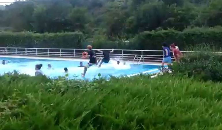 Los chavales del Gazte Rock se lanzan a la piscina con camiseta Los chavales del Gazte Rock se lanzan a la piscina con camiseta