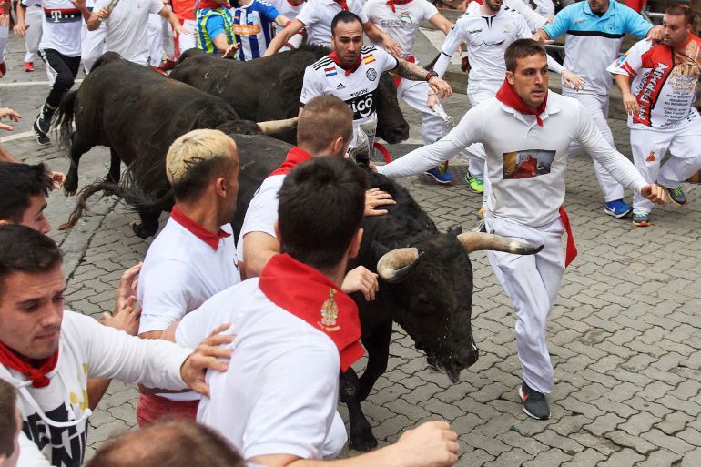 Los toros de la ganadería extremeña de Jandilla a su paso por el tramo de Telefónica durante el séptimo encierro de los Sanfermines 2018 Los toros de la ganadería extremeña de Jandilla a su paso por el tramo de Telefónica durante el séptimo encierro de los Sanfermines 2018