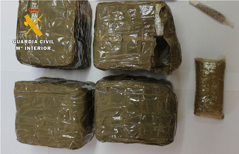 Drogas: Un chico de 20 años detenido con 2 kilos de polen de marihuana Drogas: Un chico de 20 años detenido con 2 kilos de polen de marihuana