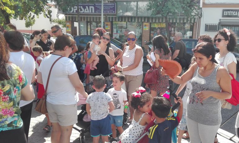Familias, el verano pasado a las puertas de los centros (archivo). Familias, el verano pasado a las puertas de los centros (archivo).