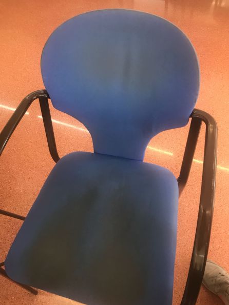 El mobiliario de la sala de estudio de la Ficia presenta un desgaste importante en sillas y mesas El mobiliario de la sala de estudio de la Ficia presenta un desgaste importante en sillas y mesas