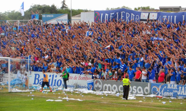 Afición azulilla, durante un encuentro en Linarejos Afición azulilla, durante un encuentro en Linarejos
