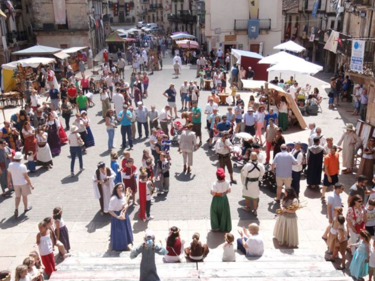 Vecinos y visitantes disfrutan de una edición anterior de la Fiesta de los Fueros en Sepúlveda Vecinos y visitantes disfrutan de una edición anterior de la Fiesta de los Fueros en Sepúlveda