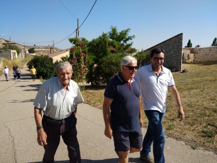 Benjamín Cuesta (iz.), alcalde de la Sequera de Haza en la década de los 80 con quien se iniciaron los primeros trabajos, Francisco Reyes Téllez (c.) y Roberto Arroyo Benjamín Cuesta (iz.), alcalde de la Sequera de Haza en la década de los 80 con quien se iniciaron los primeros trabajos, Francisco Reyes Téllez (c.) y Roberto Arroyo