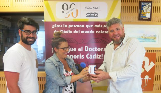 Víctor Aguilar y Carmen Jiménez Barea entregan a Andrés Ramírez las tazas del concurso Víctor Aguilar y Carmen Jiménez Barea entregan a Andrés Ramírez las tazas del concurso
