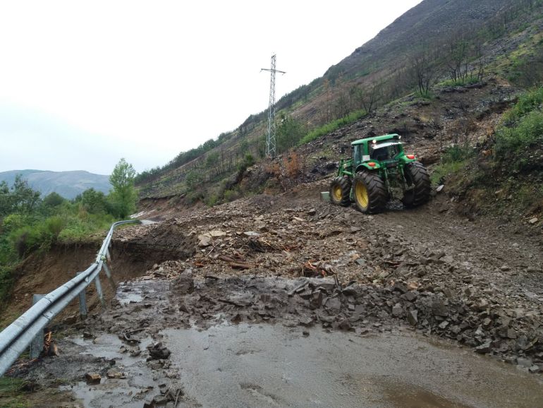 Un tractor logró abrir el paso Un tractor logró abrir el paso