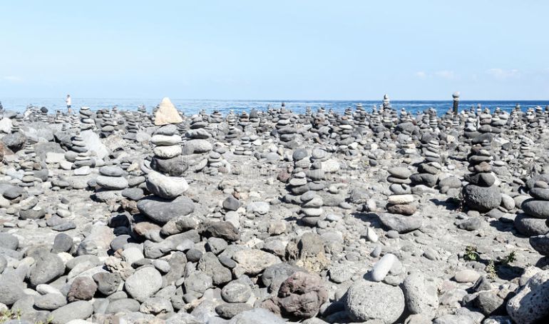 Wildpret: "El amontonamiento de piedras contribuye a deteriorar nuestros recursos" Wildpret: "El amontonamiento de piedras contribuye a deteriorar nuestros recursos"