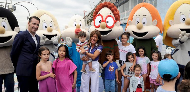 Beatriz Mato, en el Club del Mar de San Amaro, con las figuras de Os Bolechas Beatriz Mato, en el Club del Mar de San Amaro, con las figuras de Os Bolechas