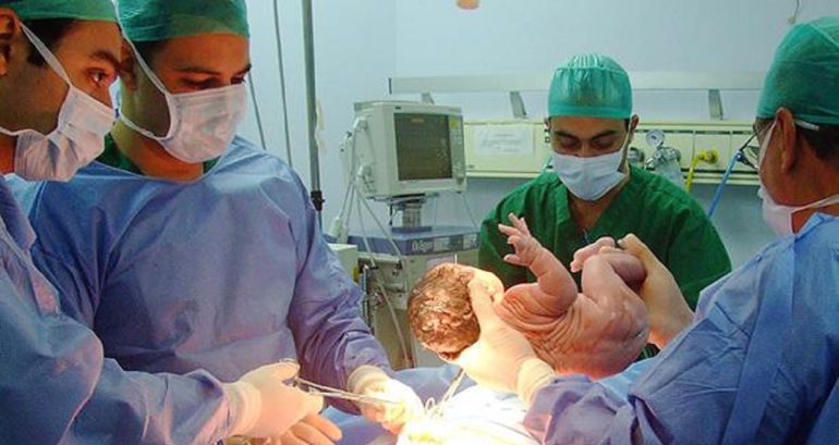 Varios profesionales sanitarios atienden un parto en un hospital de Jaén. Varios profesionales sanitarios atienden un parto en un hospital de Jaén.
