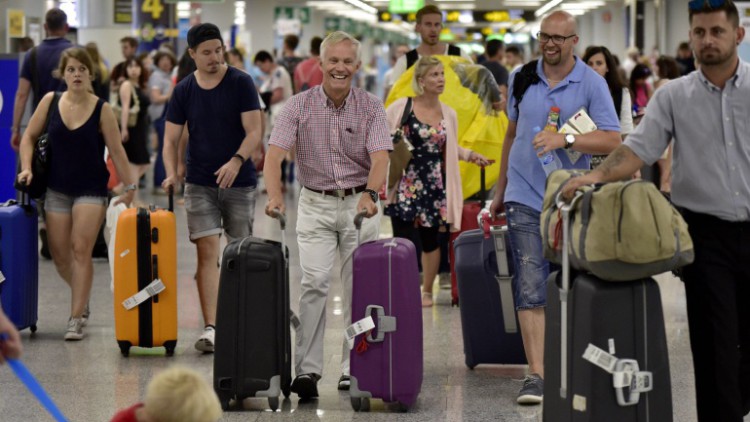 Las aerolíneas y navieras aplican ya el 75% de descuento a los residentes