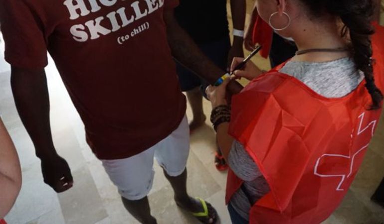 Una trabajadora de Cruz Roja atiende a un inmigrante del Aquarius en el albergue de Alicante. Una trabajadora de Cruz Roja atiende a un inmigrante del Aquarius en el albergue de Alicante.