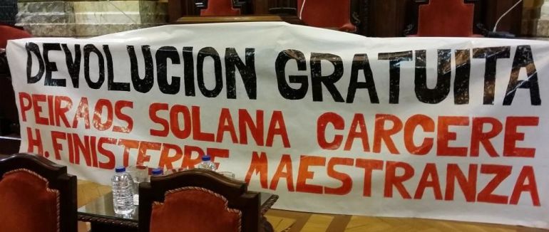 Cartel por la devolución de terrenos Cartel por la devolución de terrenos