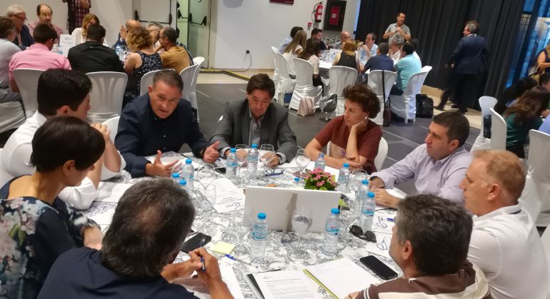 Mesas de trabajo de Invest in Cities. Mesas de trabajo de Invest in Cities.