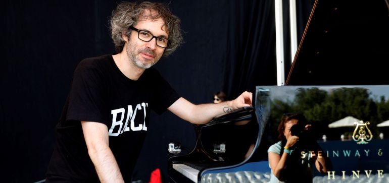El pianista británico James Rhodes durante el ensayo previo a su actuación en las Noches del Botánico, en Madrid. EFE Juanjo Martin El pianista británico James Rhodes durante el ensayo previo a su actuación en las Noches del Botánico, en Madrid. EFE Juanjo Martin