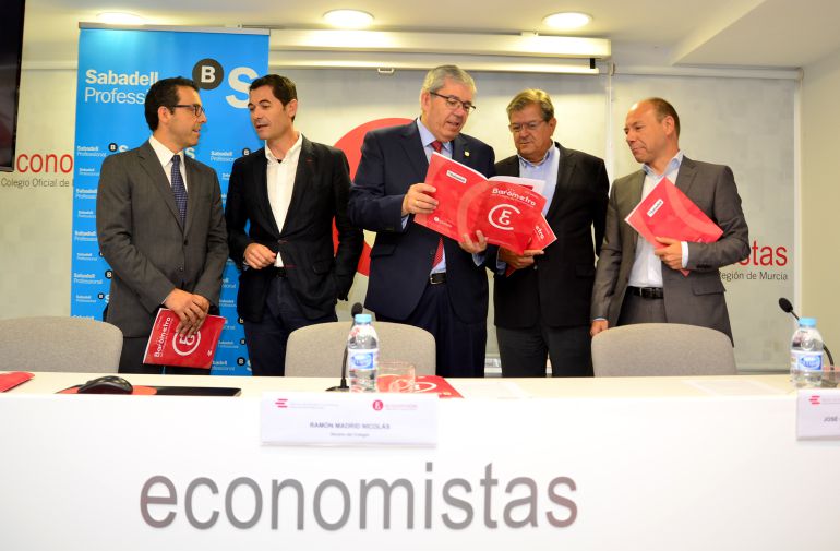 Los economistas moderan su optimismo por la incertidumbre política Los economistas moderan su optimismo por la incertidumbre política