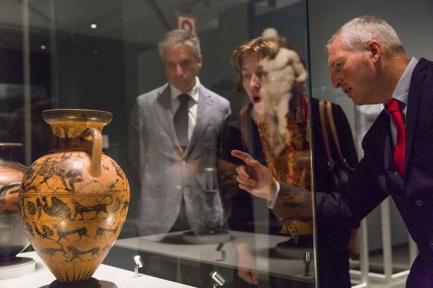 De derecha a izquierda, el comisario, Peter Higgs; la directora de Acción Internacional del British Museum, Nadja Race; y el director del CaixaForum Zaragoza, Ricardo Alfós. De derecha a izquierda, el comisario, Peter Higgs; la directora de Acción Internacional del British Museum, Nadja Race; y el director del CaixaForum Zaragoza, Ricardo Alfós.
