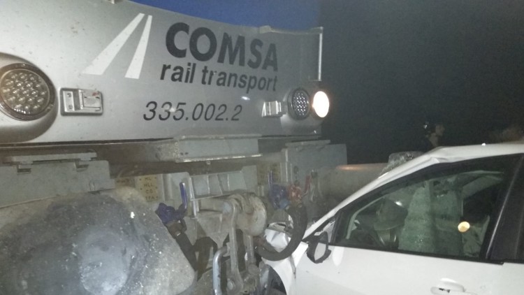 Herida grave la conductora de un vehículo que colisionó con un tren