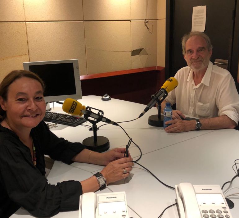 Sandra Balsells i Carles Bosch, als estudis de Ràdio Barcelona. Sandra Balsells i Carles Bosch, als estudis de Ràdio Barcelona.