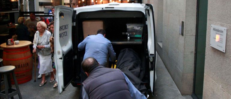 El cuerpo de la mujer es introducido en una furgoneta de los servicios funerarios. El cuerpo de la mujer es introducido en una furgoneta de los servicios funerarios.