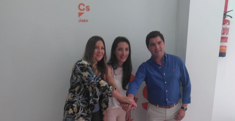 De izquierda a derecha, Raquel Morales, número tres del partido, Mónica Moreno, candidata provincial para las autonómicas, Enrique Moreno, número dos. De izquierda a derecha, Raquel Morales, número tres del partido, Mónica Moreno, candidata provincial para las autonómicas, Enrique Moreno, número dos.