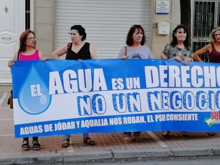 Cinco mujeres portaban la pancarta a las puerta de la empresa 'Aguas de Jódar' Cinco mujeres portaban la pancarta a las puerta de la empresa 'Aguas de Jódar'