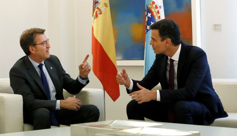 El presidente del gobierno Pedro Sánchez, durante su encuentro con el presidente de la Xunta de Galicia Alberto Núñez Feijóo en el Palacio de la Moncloa