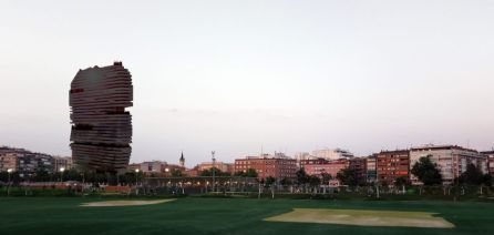 La torre de 31 plantas en relación con los inmuebles del entorno de Chamberí La torre de 31 plantas en relación con los inmuebles del entorno de Chamberí