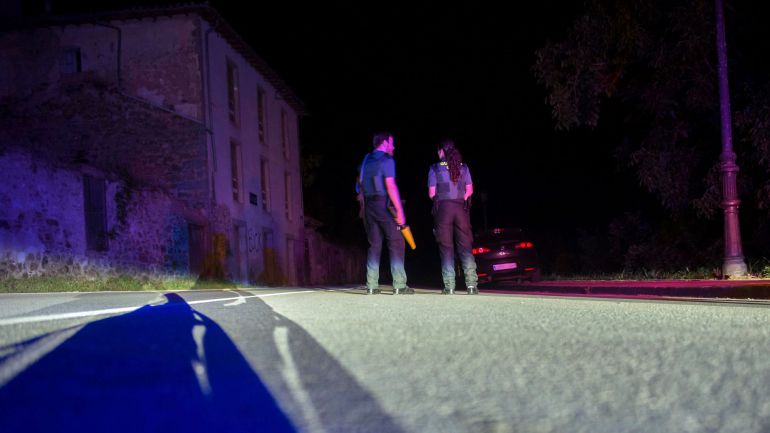 GRAF2228. TURIENO (CANTABRIA), 18.07.2018. Dos agentes de la Guardia Civil cortan la carretera que da acceso al lugar en el que un hombre lleva atrincherado desde las 21.00 horas de hoy en una casa de Turieno, en el municipio cántabro de Camaleño, desde la que ha realizado varios disparos a la Guardia Civil. EFE.Pedro Puente Hoyos GRAF2228. TURIENO (CANTABRIA), 18.07.2018. Dos agentes de la Guardia Civil cortan la carretera que da acceso al lugar en el que un hombre lleva atrincherado desde las 21.00 horas de hoy en una casa de Turieno, en el municipio cántabro de Camaleño, desde la que ha realizado varios disparos a la Guardia Civil. EFE.Pedro Puente Hoyos
