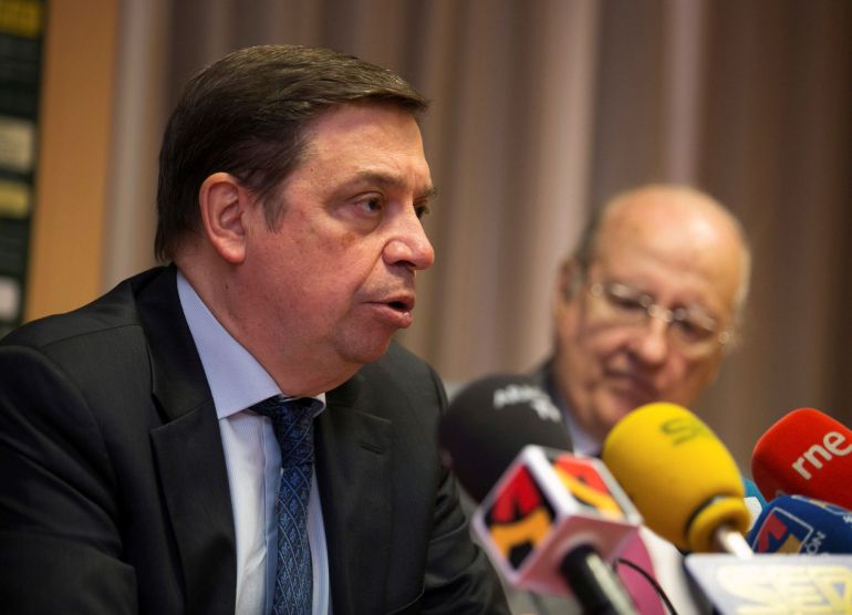 El ministro de Agricultura, Pesca y Alimentación, Luis Planas, durante la rueda de prensa que ha ofrecido antes de la conferencia que ha ofrecido hoy en la 34ª Academia Europea de Jaca (Huesca), organizada por el Real Instituto de Estudios Europeos El ministro de Agricultura, Pesca y Alimentación, Luis Planas, durante la rueda de prensa que ha ofrecido antes de la conferencia que ha ofrecido hoy en la 34ª Academia Europea de Jaca (Huesca), organizada por el Real Instituto de Estudios Europeos