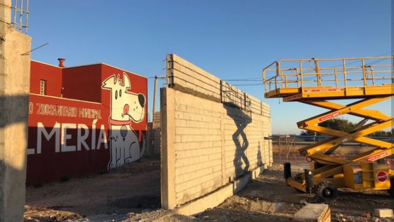 El nuevo muro del Zoosanitario va cobrando forma. El nuevo muro del Zoosanitario va cobrando forma.