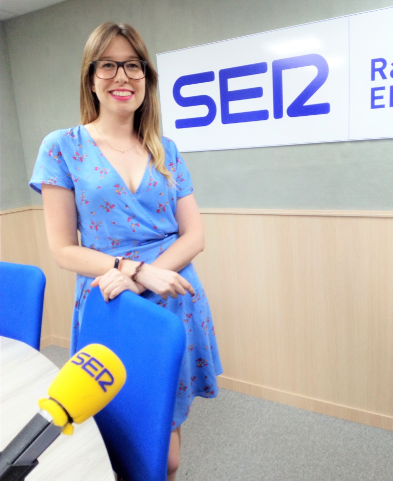 Ana Rizo en el estudio de Radio Elda Ana Rizo en el estudio de Radio Elda