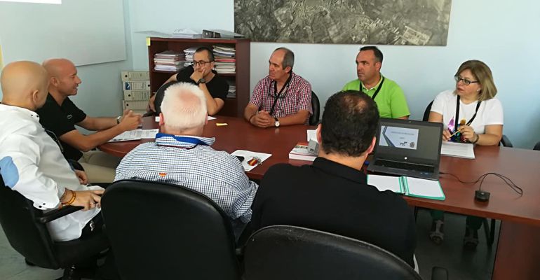Diferentes miembros de asociaciones, junto con la presidenta de OCO, Pepi Alcántara y representantes de FCC, durante la reunión. Diferentes miembros de asociaciones, junto con la presidenta de OCO, Pepi Alcántara y representantes de FCC, durante la reunión.