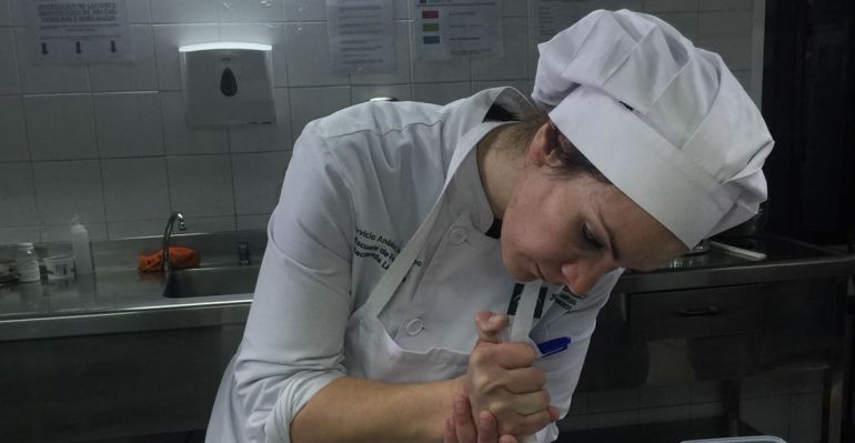 Alumna del centro educativo "Hacienda La Laguna" realizando una práctica gastronómica. Alumna del centro educativo "Hacienda La Laguna" realizando una práctica gastronómica.