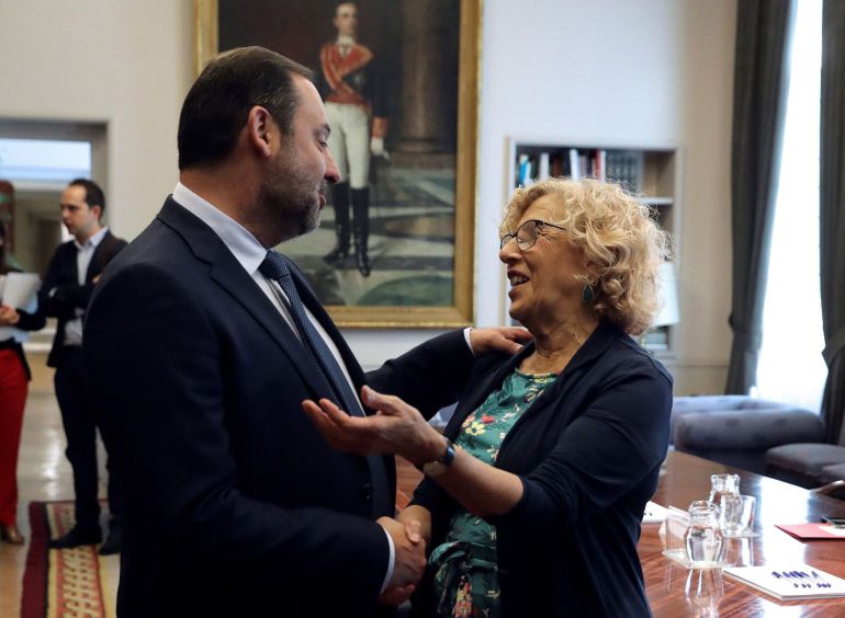 El ministro de Fomento, José Luis Ábalos, y la alcaldesa de Madrid, Manuela Carmena, durante la reunión que han mantenido en el Ministerio de Fomento. El ministro de Fomento, José Luis Ábalos, y la alcaldesa de Madrid, Manuela Carmena, durante la reunión que han mantenido en el Ministerio de Fomento.