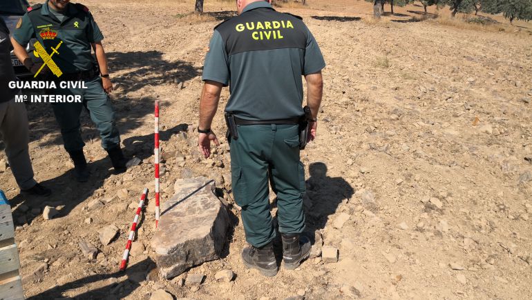 La Guardia Civil encuentra una estela de guerrero de la Edad de Bronce en Chillón La Guardia Civil encuentra una estela de guerrero de la Edad de Bronce en Chillón