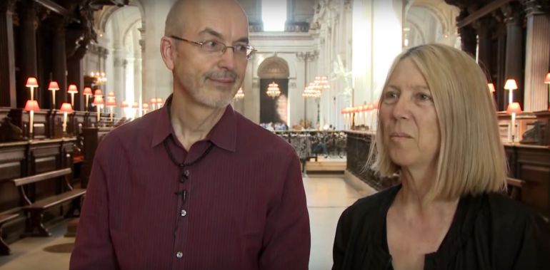 Bill Viola y Kira Perov en la catedral de St. Paul, en Londres, en 2014, durante la exposición de Martyrs (Earth, Air, Fire, Water) Bill Viola y Kira Perov en la catedral de St. Paul, en Londres, en 2014, durante la exposición de Martyrs (Earth, Air, Fire, Water)