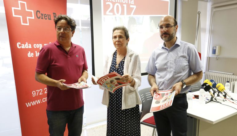 El coordinador de Creu Roja a Girona, Jordi Martori; la presidenta provincial, Roser Llevat; i el secretari provincial, Josep Domènech durant la presentació de la memòria de 2017 El coordinador de Creu Roja a Girona, Jordi Martori; la presidenta provincial, Roser Llevat; i el secretari provincial, Josep Domènech durant la presentació de la memòria de 2017