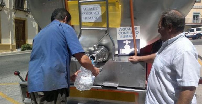 Un vecino del Condado recoge agua de un camión cisterna. Un vecino del Condado recoge agua de un camión cisterna.