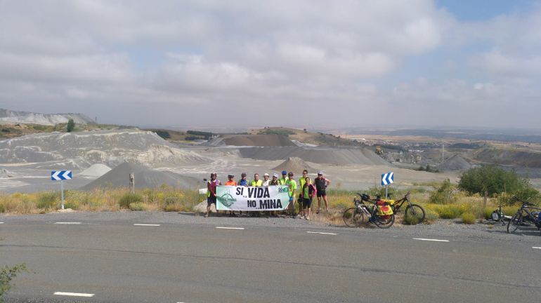 Varios participantes de la Ecomarcha junto a la mina de Aldeavieja Varios participantes de la Ecomarcha junto a la mina de Aldeavieja