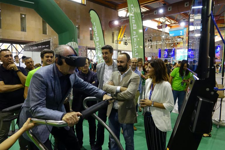 El alcalde de Málaga, Francisco de la Torre, prueba uno de los juegos que se presentan en realidad virtual El alcalde de Málaga, Francisco de la Torre, prueba uno de los juegos que se presentan en realidad virtual