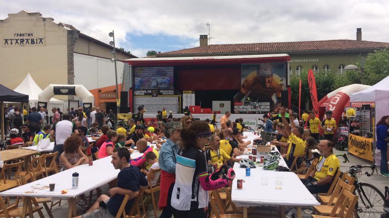 Cientos de participantes disfrutaron de los servicios de la marcha La Induráin, incluidos los avituallamientos. Cientos de participantes disfrutaron de los servicios de la marcha La Induráin, incluidos los avituallamientos.
