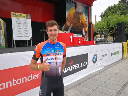 Donan Foulón, el primero en atravesar la línea de meta en Villava. Donan Foulón, el primero en atravesar la línea de meta en Villava.