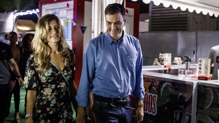 A Sánchez le llueven las críticas por su visita al FIB