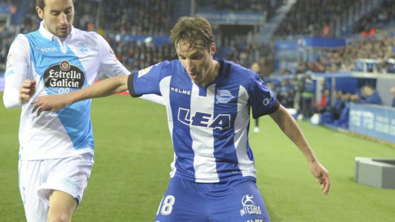 Tomás Pina protege el balón durante un partido en Mendizorroza. Tomás Pina protege el balón durante un partido en Mendizorroza.