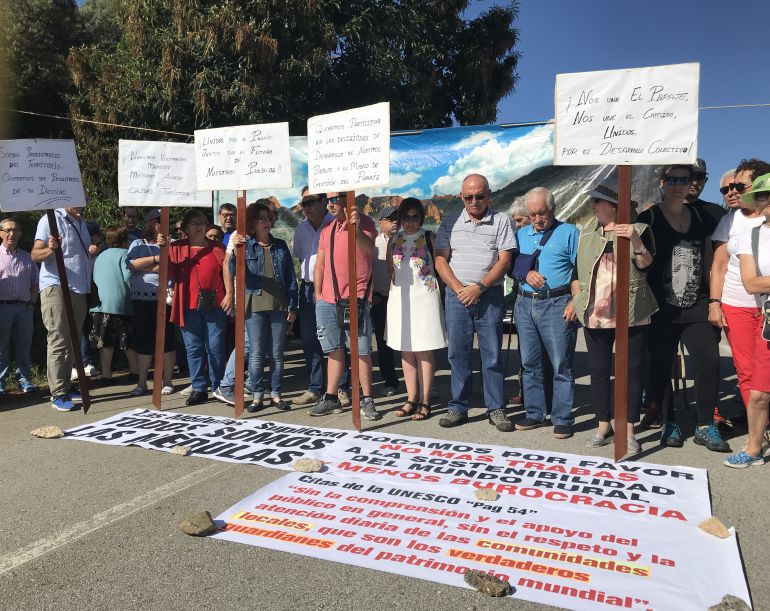 Los vecinos volvieron a cortar el acceso de los casi 5 kilómetros que separan el aula arqueológica y la localidad de Yeres Los vecinos volvieron a cortar el acceso de los casi 5 kilómetros que separan el aula arqueológica y la localidad de Yeres